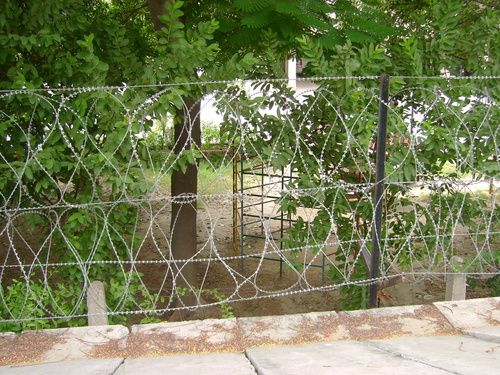 Barbed Wire With Razor Blade