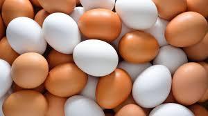  सफेद और भूरे चिकन अंडे