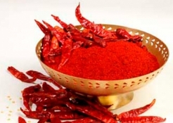 लाल मिर्च के गुच्छे और पाउडर (लाल और गेरेन)