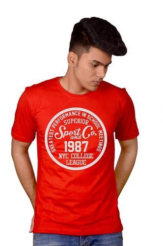  पुरुषों की लाल रंग की मुद्रित टी-शर्ट