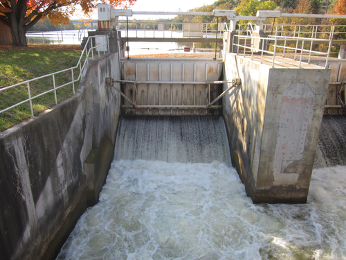 स्लुइस और स्पिलवेज़