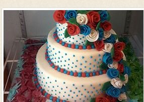  नीले, लाल, सफेद गुलाब के साथ वेडिंग केक 