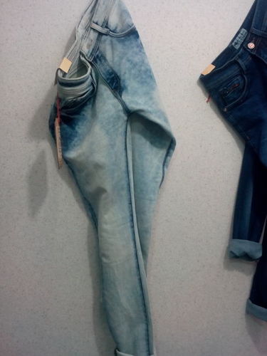 ब्लू नैरो फिट जींस