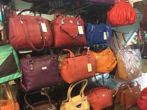 Ladies Purse Wholesale Market Delhi | Imported and Indian Purse Bag  Collection | Sadar Bazar - YouTube