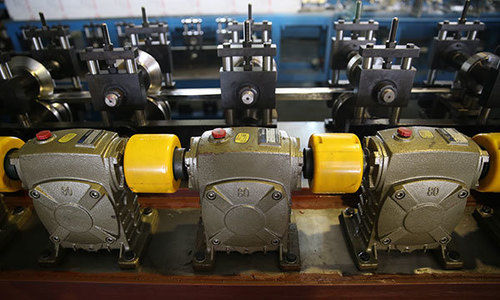 T Bar Machinery With Middle Black Line