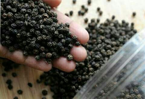 Organic Black Pepper - 100% Natural, Hand-Plucked from Trees by Farmers, Sun-Dried to Maximal Water Content of 14%, Traditional Processing for Spicy Flavor