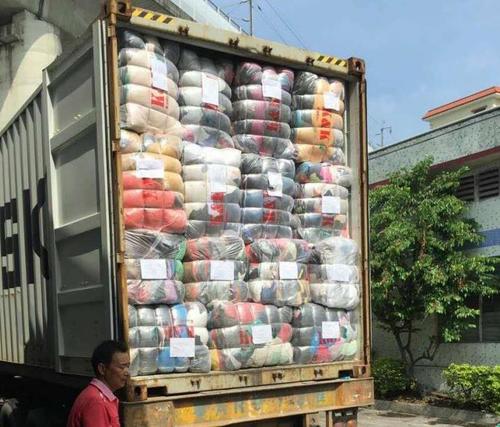 सेकंड-हैंड लेडीज़ एंड चिल्ड्रेन्स ड्रेसेस