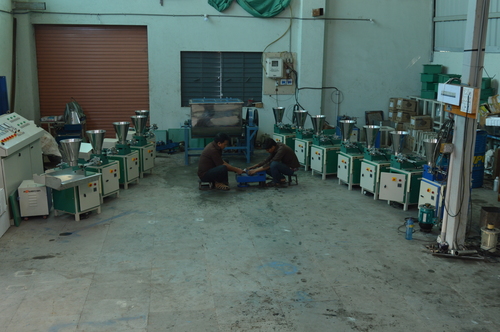 हैवी ड्यूटी अगरबत्ती बनाने की मशीन, 250 स्ट्रोक प्रति मिनट क्षमता: 80 किलोग्राम/घंटा