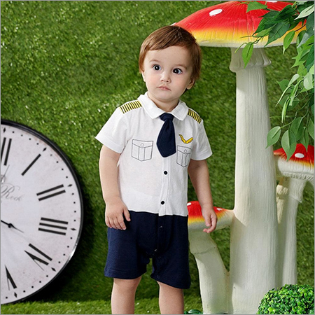 कॉलर नेक व्हाइट और नेवी रोम्पर साइज: मीडियम