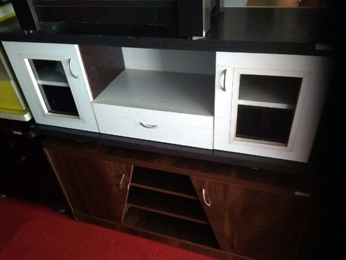 डिजाइनर सफेद और भूरे रंग का टीवी स्टैंड