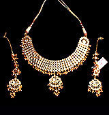 कुंदन नेकलेस और ईयररिंग सेट