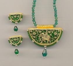 थेवा नेकलेस और ईयररिंग सेट