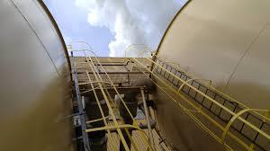 औद्योगिक कोटिंग ठेकेदार टैंक पेंटिंग और लाइनिंग में माहिर हैं