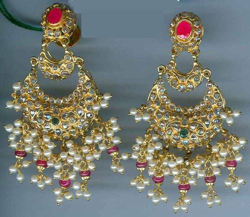 सफेद और गुलाबी मोती की बाली