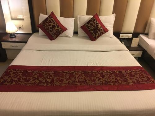 Red Hotel Bed Runner With Knitted Print Material