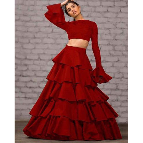 लाल रंग की स्कर्ट और टॉप