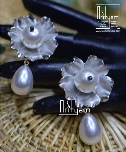 Shell Pearl Earrings