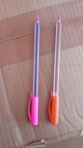 कोई भी उपयोग और थ्रो बॉल पेन