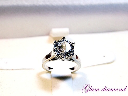 Very Pretty Finger Ring With One Big 2 Carat Of Cubic Zirconia Diamond