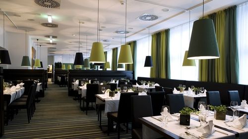  स्टाइलिश रेस्तरां और कैफे टेबल और कुर्सियां 