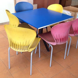 कुर्सी के साथ रंगीन रेस्तरां टेबल 