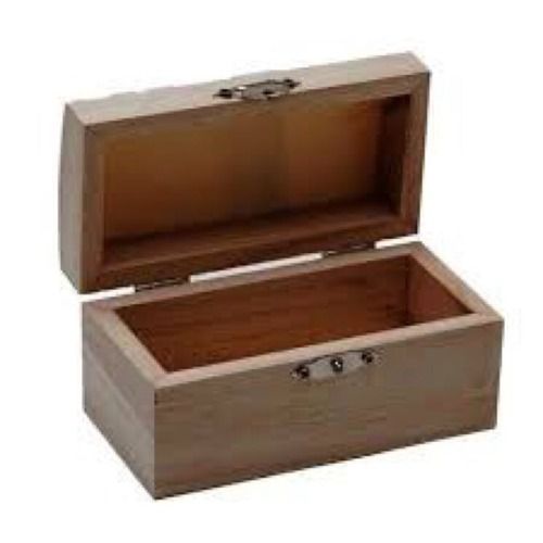 आयताकार आकार के लकड़ी के बक्से