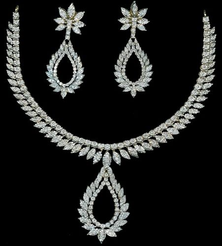 Beautiful Designer Diamond Necklace Set Excellent