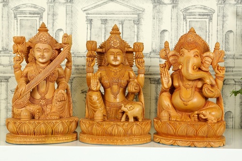 लक्ष्मी गणेश और सरस्वती की लकड़ी की नक्काशीदार प्रतिमा