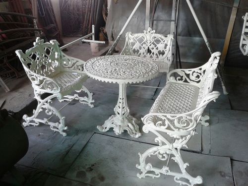 Outdoor Table And Chairs Application: Garden