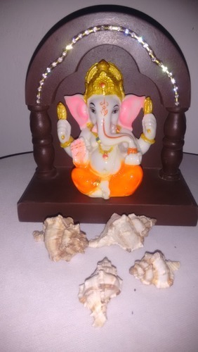 भगवान की आकृति और मूर्ति के साथ छोटा दीवार पर लटकने वाला मंदिर