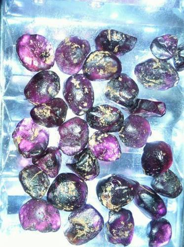 Natural Raw Garnet Stone Dimension(L*W*H): 141 X 71 X 94  Centimeter (Cm)