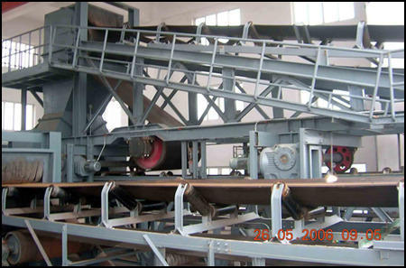 Tripper Conveyors With Bunker Sealing Arrangements