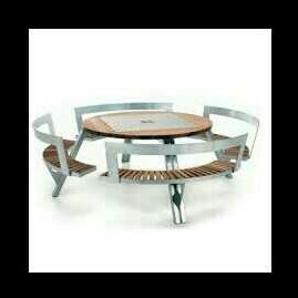 टिकाऊ स्टेनलेस स्टील की कुर्सी और लकड़ी की मेज