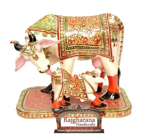 बछड़े के साथ संगमरमर की गाय