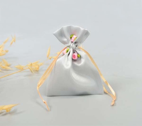 सॉफ्ट एंड लाइट सैटिन गिफ्ट पाउच