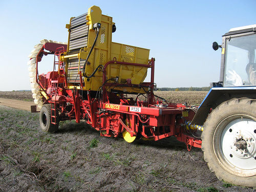 Semitrailed Potato Harvester Tilling Scope: With Tractor