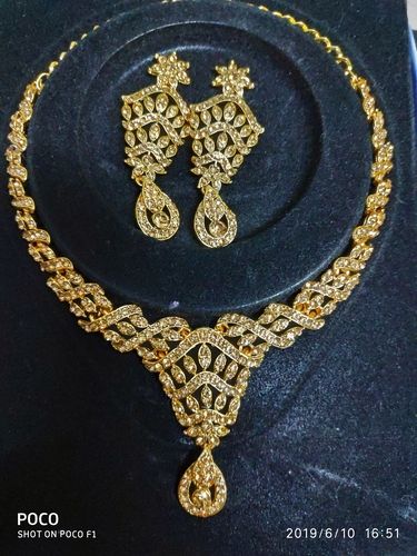 Shinning Fashion Golden Necklace Gender: Women