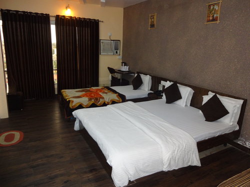 Luxury Executive Room By HOTEL MITTAL AVENUE