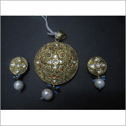 Gold Jadau Pendant Set