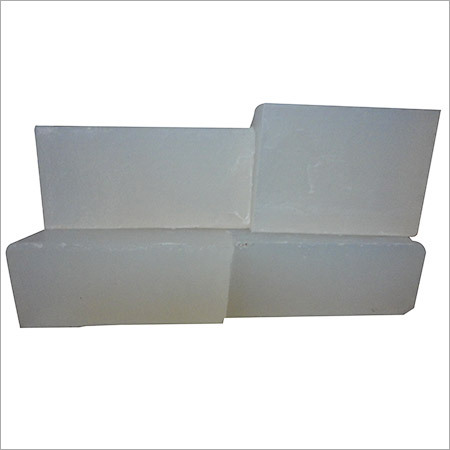 अपारदर्शी पिघलाएं और साबुन का आधार डालें