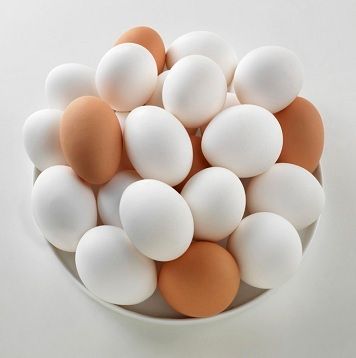  भूरे और सफेद चिकन अंडे 