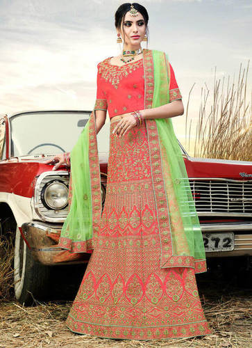 गजारी नायलॉन और साटन एम्ब्रॉयडरी किया हुआ लहंगा चोली