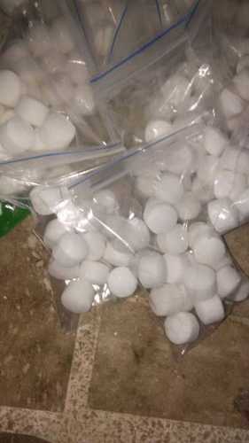 White Colored Aquagreen Naphthalene Balls