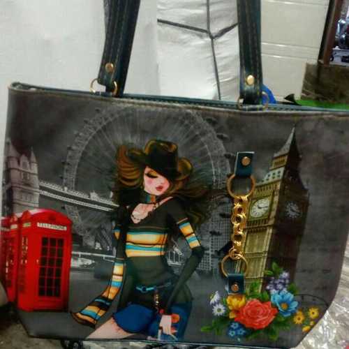 विभिन्न महिलाओं का रबर और फोम हैंडबैग