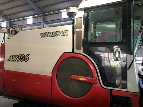 Red Used Yanmar Aw106 Rice Combine Harvesting Machine