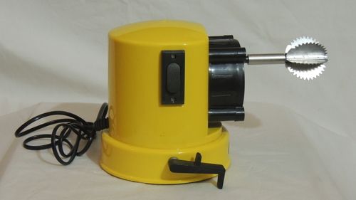 https://tiimg.tistatic.com/fp/1/006/185/electric-coconut-grater-machine-924.jpg