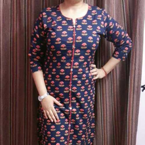 नीला कॉटन और रेयॉन कुर्ती