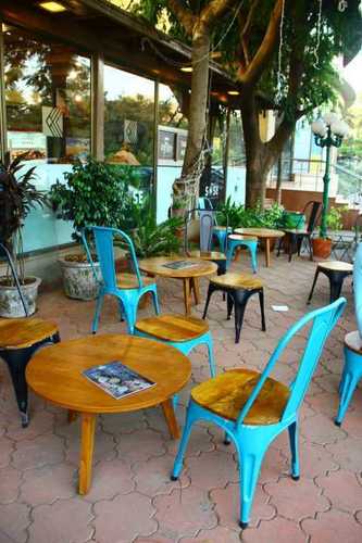 लकड़ी की सीट के साथ वेरी कैफे टेबल और कुर्सी