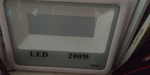 200 वॉट फ्लड लाइट आवेदन: गार्डन