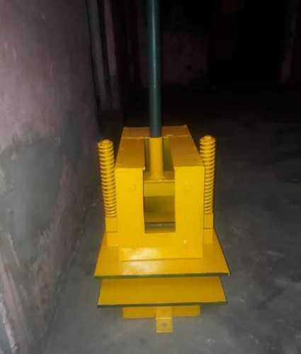 Yellow Manually Operated Slipper Manufacturing Machine For Footwear Industry